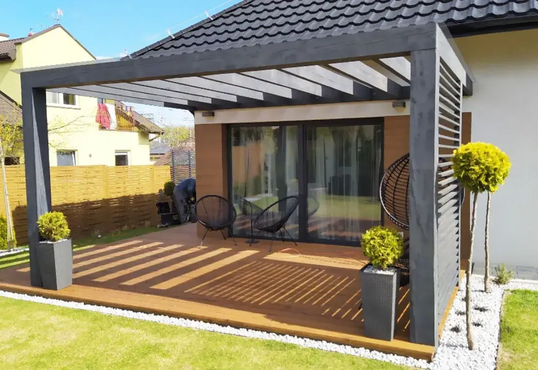 Zadaszenie tarasu krok po kroku: Kiedy zamontować przed, a kiedy po elewacji?