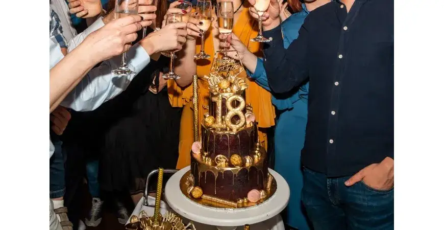 Stylizacje na 18 urodziny – najmodniejsze pomysły na wyjątkowy dzień