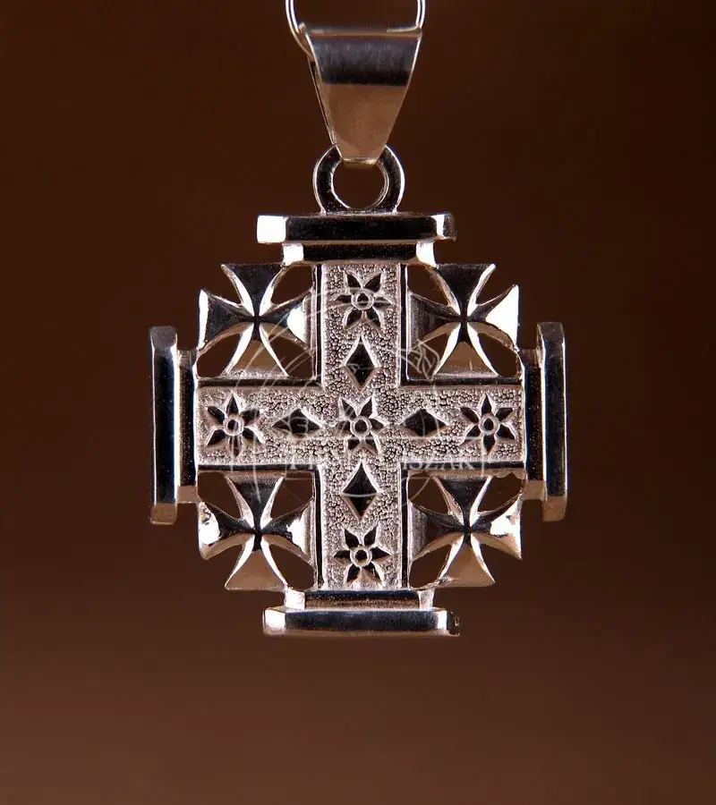 Czy katolik może nosić krzyż jerozolimski? Wyjaśnienie zasad i znaczenia symbolu