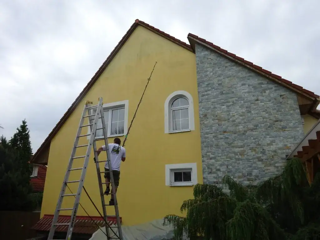 Jak usunąć błoto z elewacji? Skuteczne metody na czystą ścianę