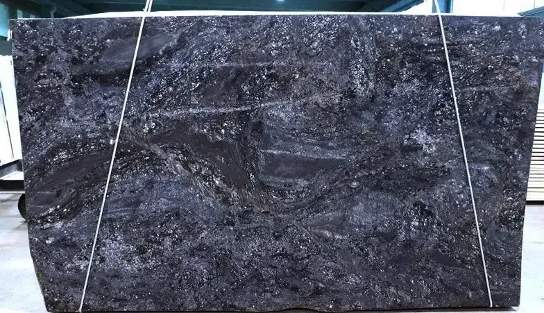 Ile kosztuje blat kamienny? Sprawdź ceny i ukryte koszty montażu