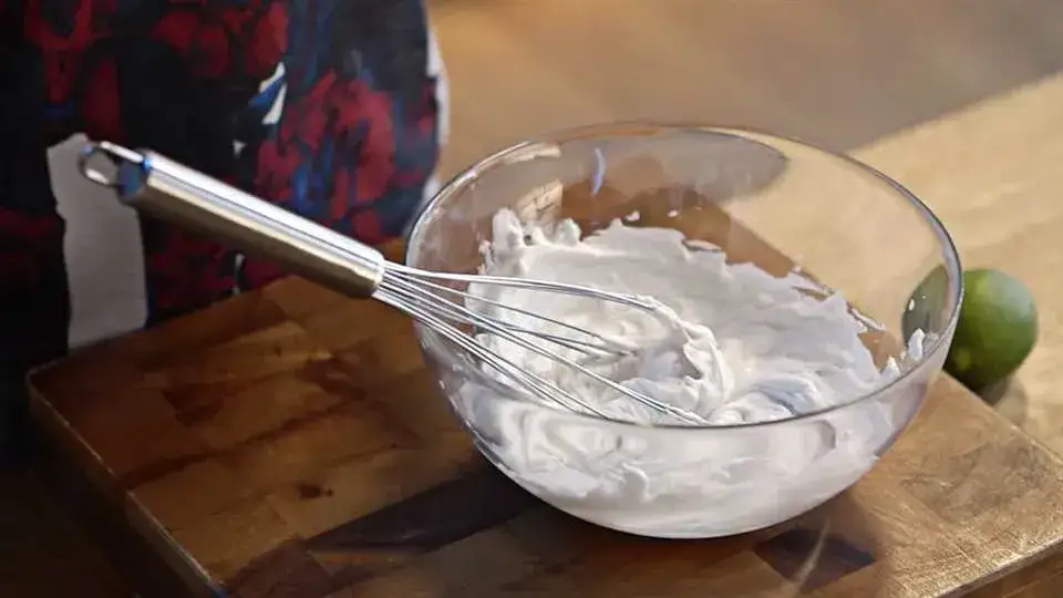 Gdzie kupić wegańską śmietanę? Odkryj najlepsze sklepy i oferty