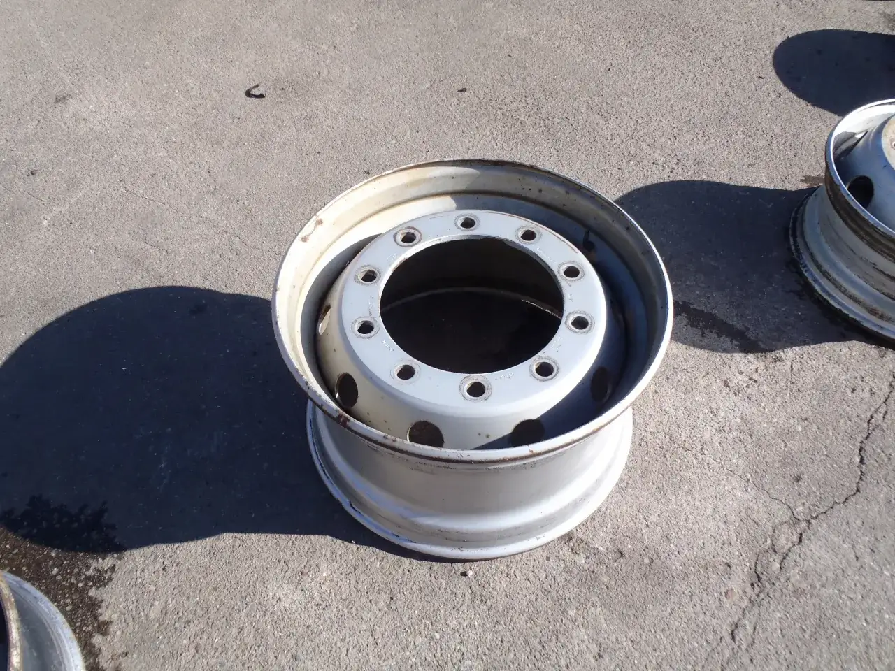 Ile waży felga stalowa 22 5? Poznaj zaskakujące fakty o wadze