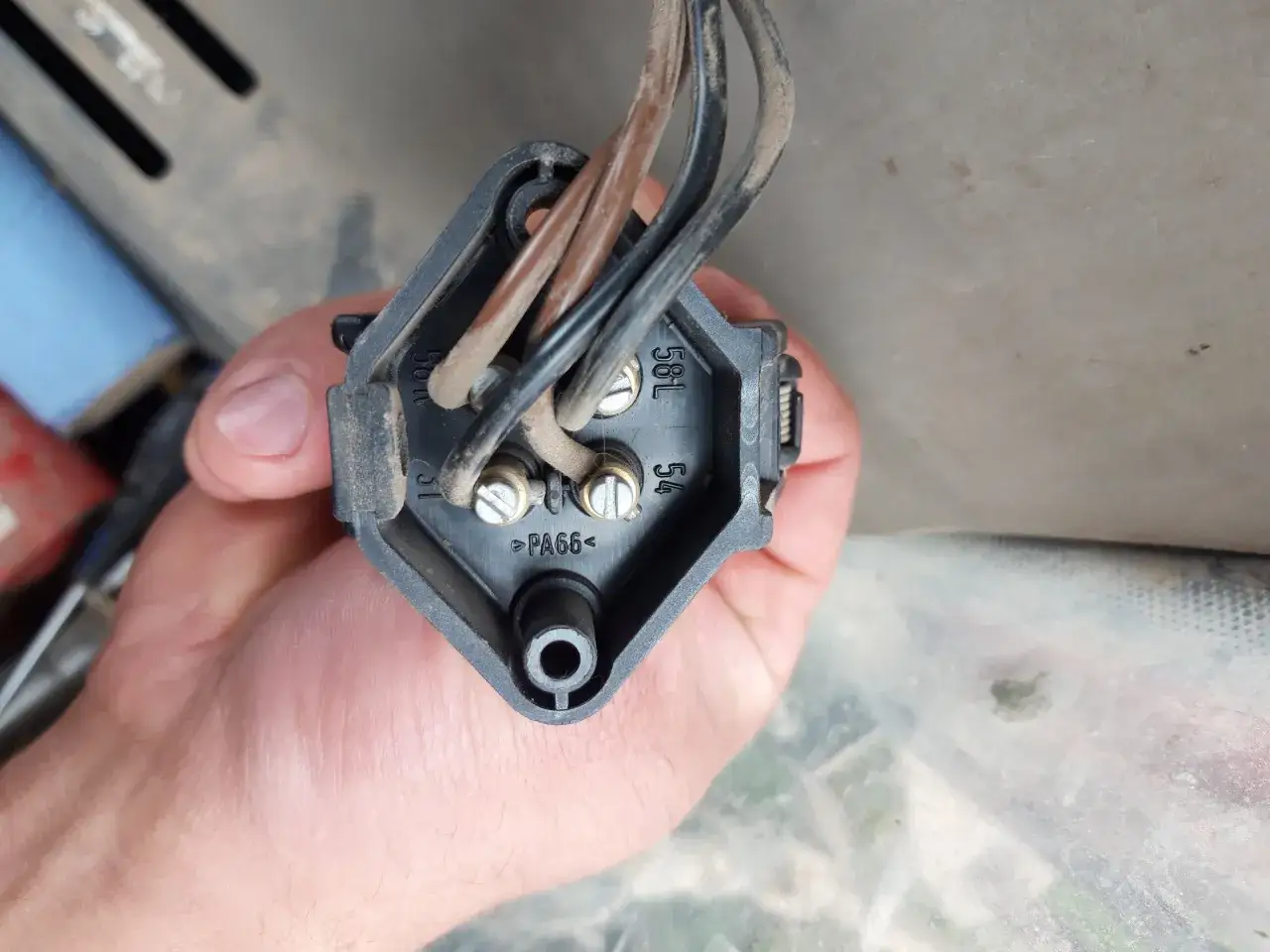 Jak podłączyć gniazdo 3 kable i uniknąć niebezpieczeństw elektrycznych