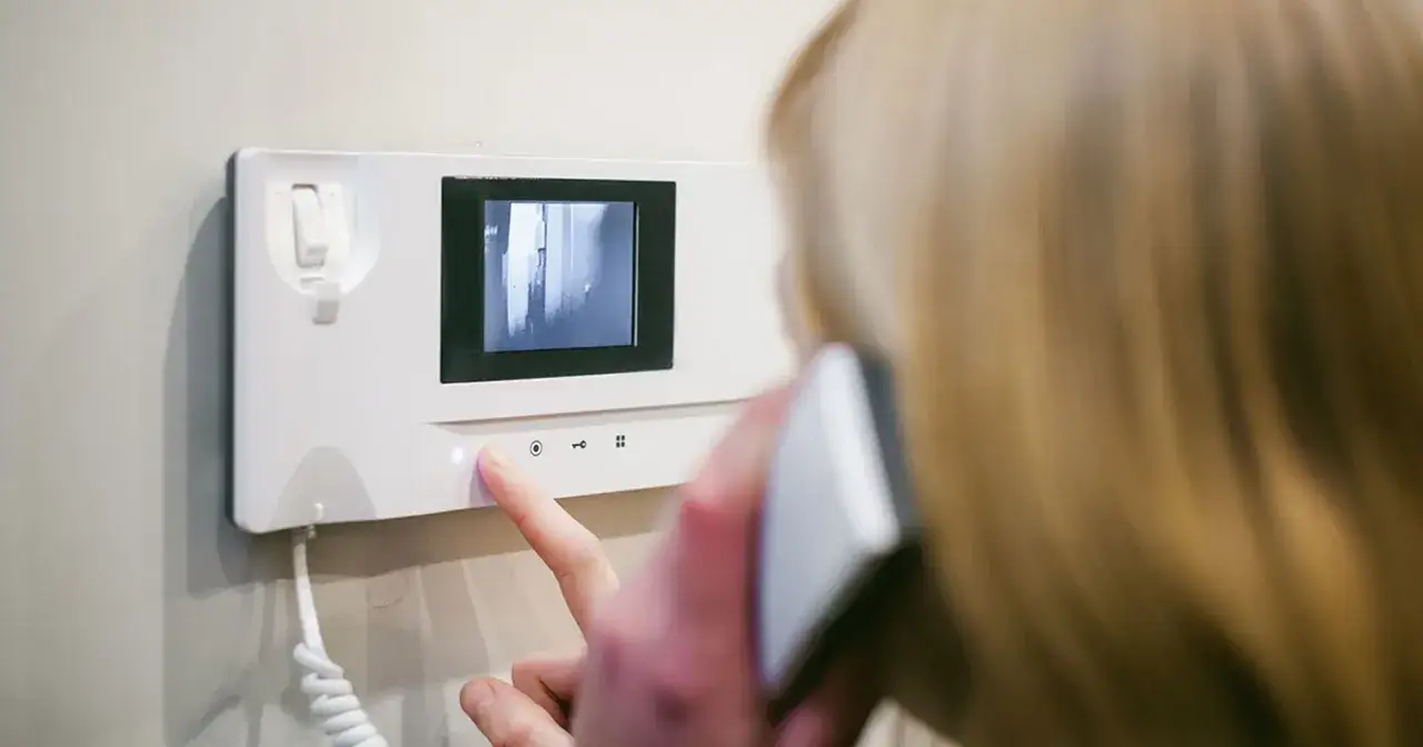 Gdzie domofon w domu? Oto najlepsze miejsca na jego montaż