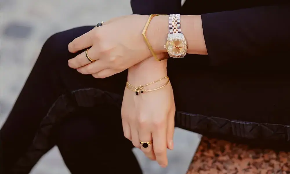 Jak nosić bransoletkę i zegarek, aby uniknąć modowych faux pas