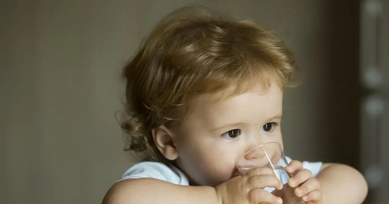 Od kiedy można podawać dziecku wodę z butelki, aby uniknąć problemów?