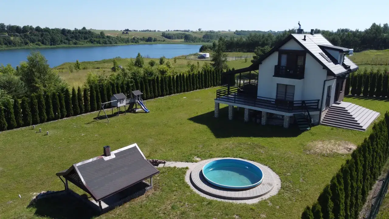 Sprzedaż domu nad jeziorem Kujawsko-Pomorskie: Jak zmaksymalizować zysk?