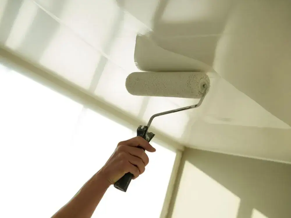 Jakim wałkiem najlepiej malować sufit, aby uniknąć zacieków i smug