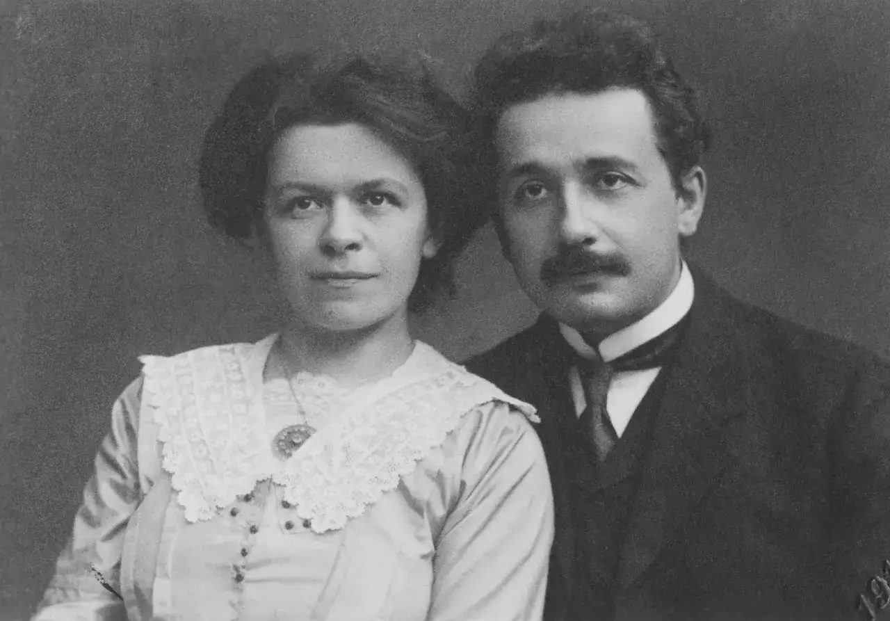 Albert Einstein i Mileva Marić. Choć to nie on wynalazł teorię względności, jego geniusz zmienił nasze rozumienie wszechświata.