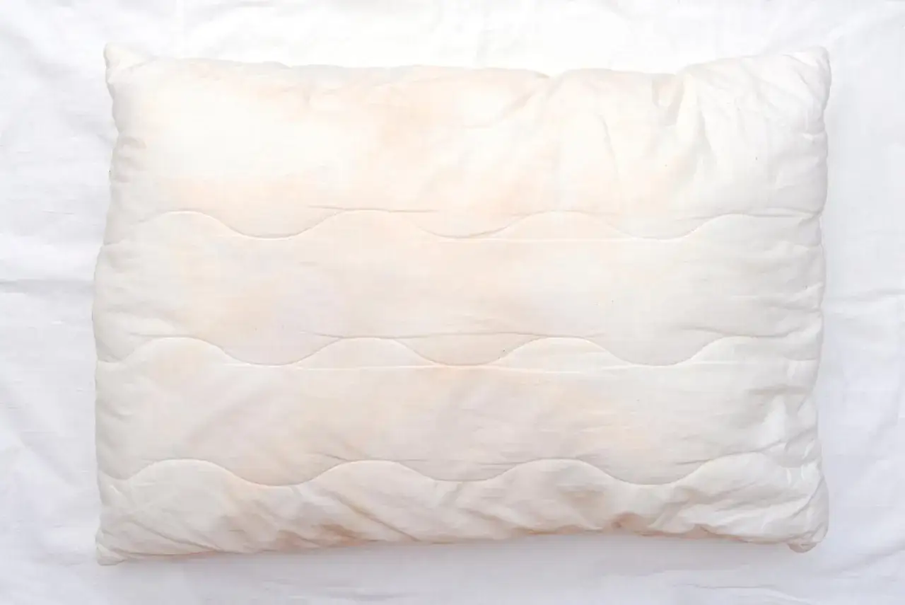 Poduszki z waty: jak prać, by nie zbiły się? Ekspert radzi!