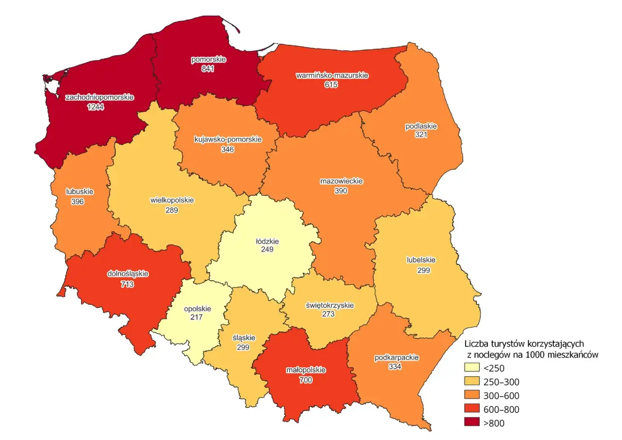 Mapa Polski z zaznaczonymi województwami i liczbą turystów. Ile państw graniczących z Polską ma dostęp do morza bałtyckiego? Dwa: Niemcy i Rosja.