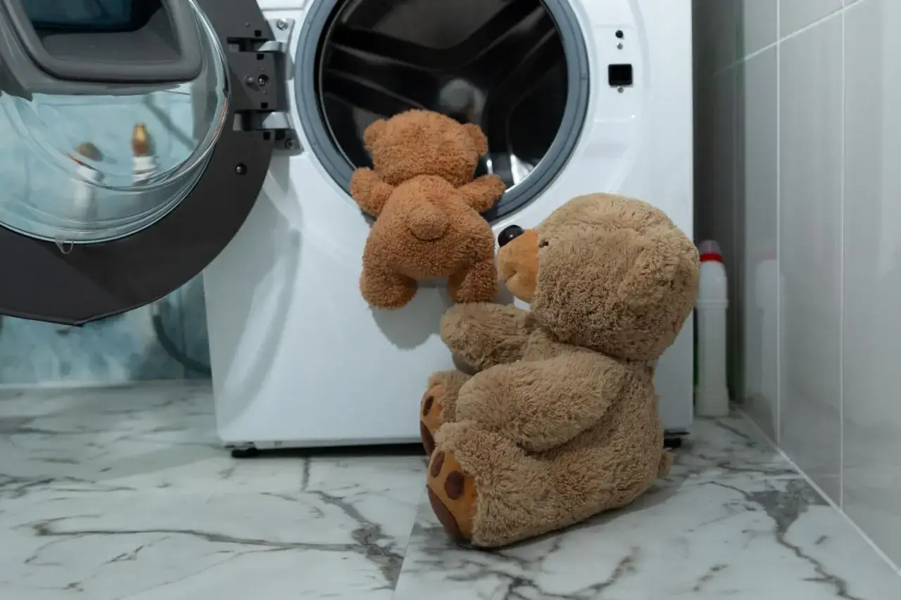 Pranie pluszaków: Jak odświeżyć misia bez ryzyka zniszczenia?