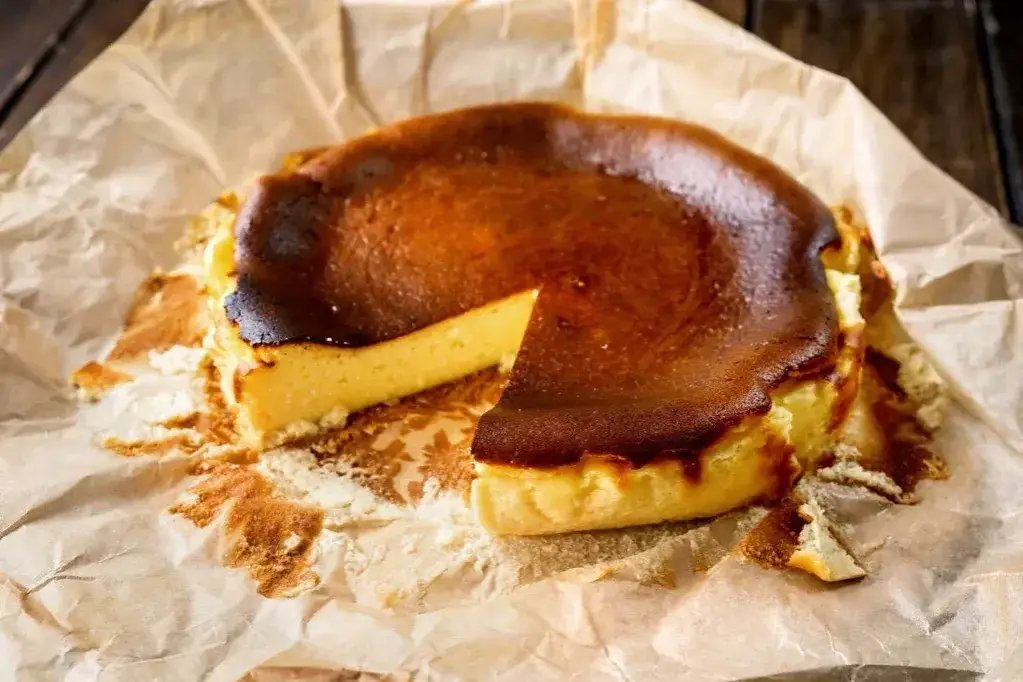 Czemu sernik pęka? Oto najczęstsze przyczyny i jak tego uniknąć