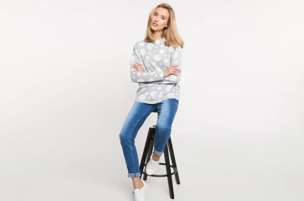 Jak ubrać się na ognisko? Wygodne i modne stylizacje na każdą porę roku