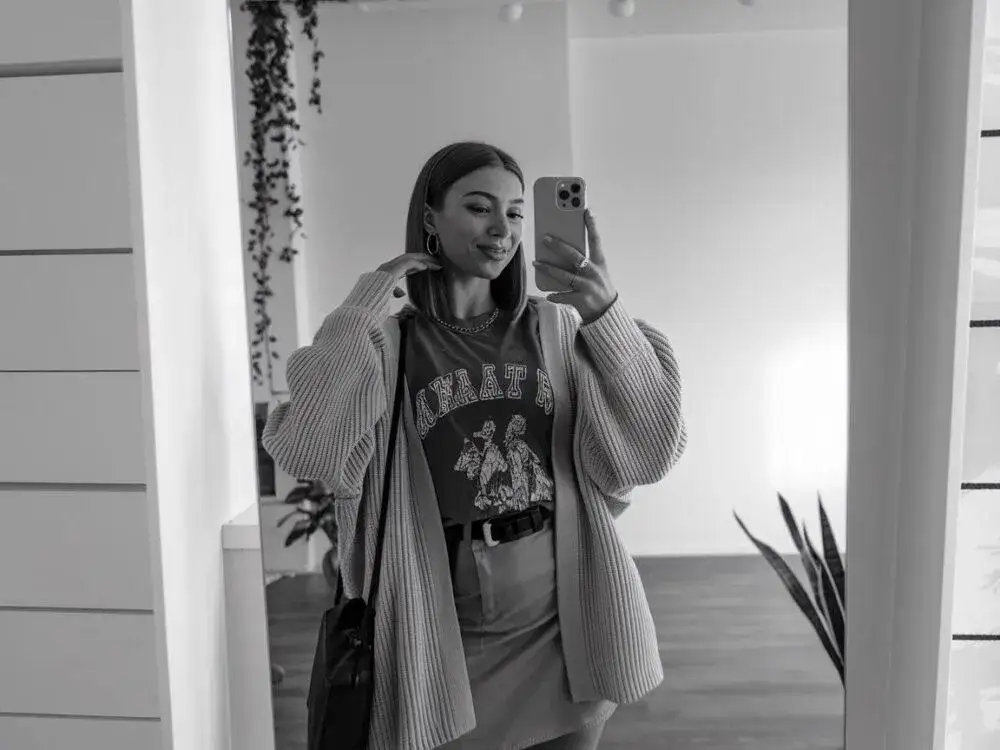 Jak trzymać telefon do zdjęcia w lustrze, aby uniknąć złych kadrów