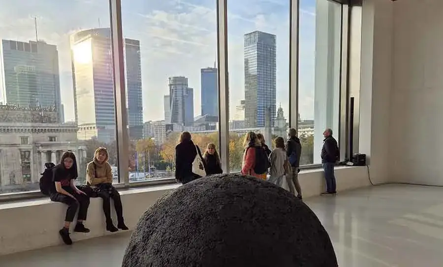 Wystawa muzeum sztuki nowoczesnej: odkryj niezwykłe dzieła i artystów