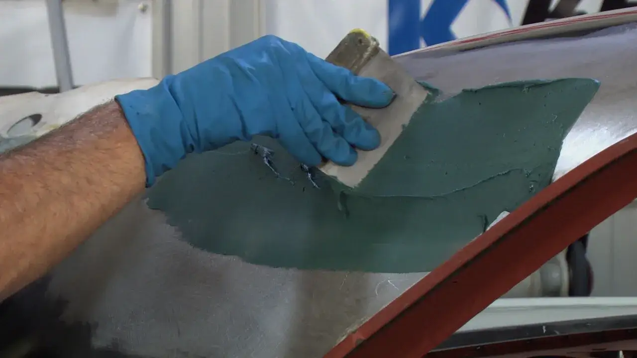 Ile schnie szpachla samochodowa? Sprawdź, jak uniknąć błędów i przyspieszyć naprawę!