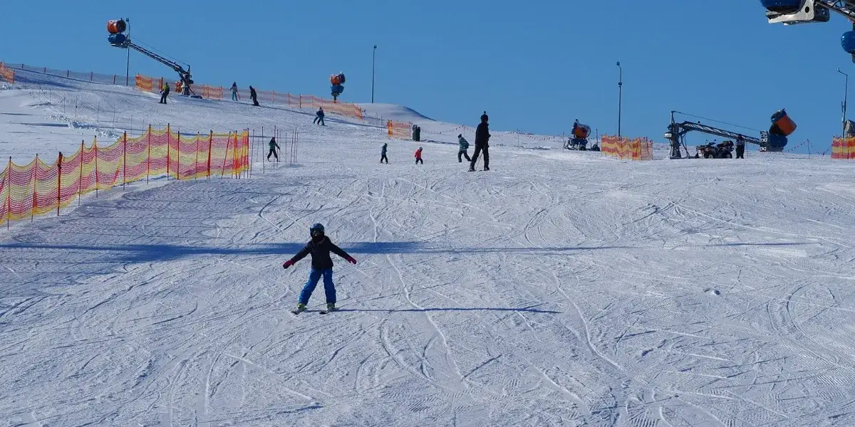 Centrum narciarskie na Mazurach: najlepsze trasy i atrakcje zimowe