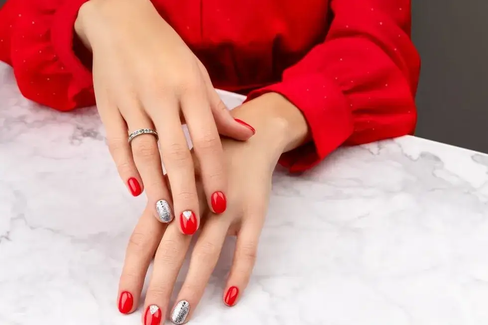Manicure do czerwonej sukienki: Jak dobrać idealny kolor?