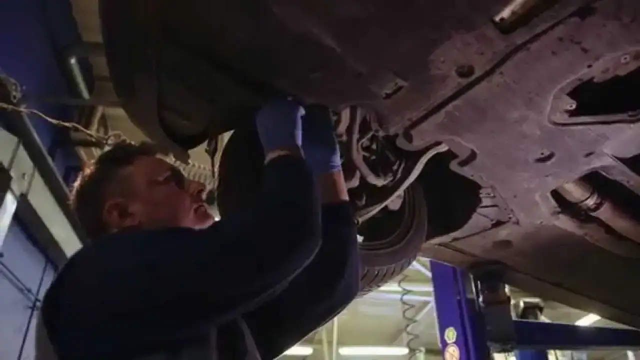 Jak spuścić płyn z chłodnicy VW Touran - uniknij kosztownych błędów