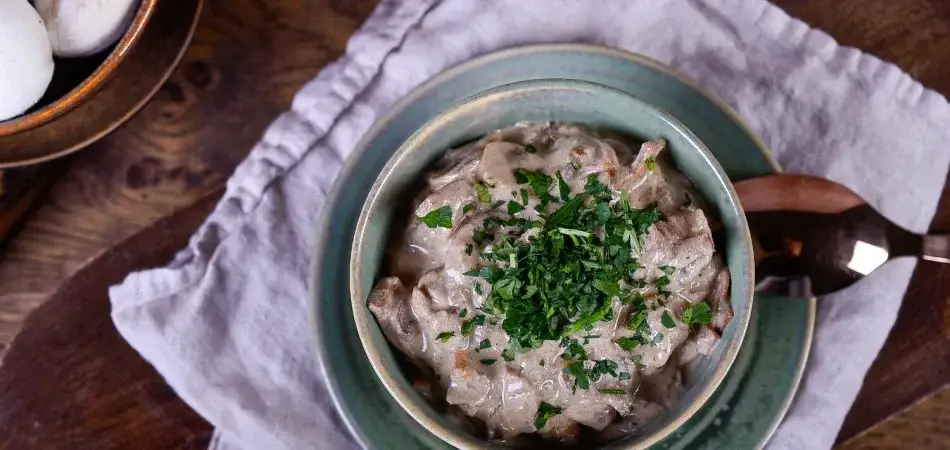 Jak zrobić sos pieczarkowy? Kremowy przepis krok po kroku!