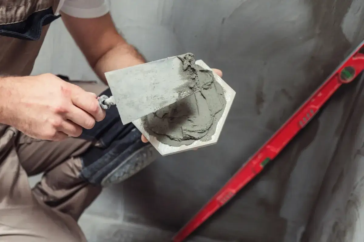 Jak odnowić kafelki na podłodze i uniknąć kosztownych błędów