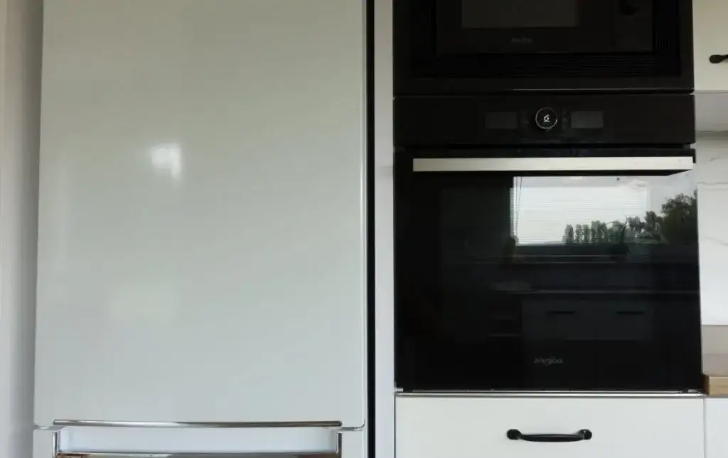 Lodówka która może stać obok piekarnika – uniknij potencjalnych problemów