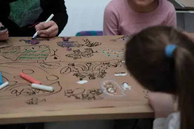 Warsztaty plastyczne dla dzieci i rodziców – wspólna twórczość bez stresu