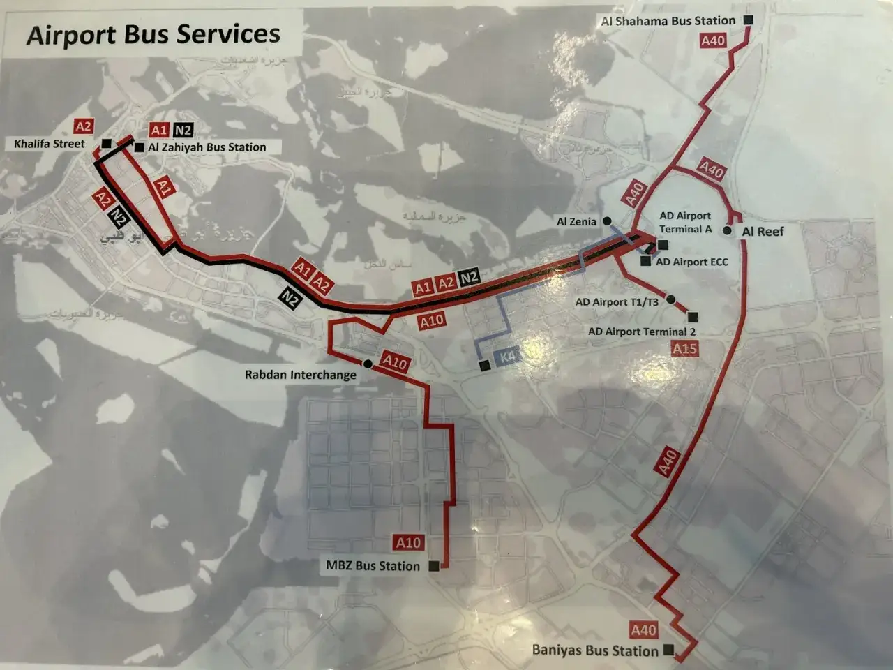 Mapa usług autobusowych na lotnisko w Abu Zabi. Pokazuje trasy autobusów A1, A2, N2, A10, A15, K4 i A40 łączące różne punkty miasta z lotniskiem.
