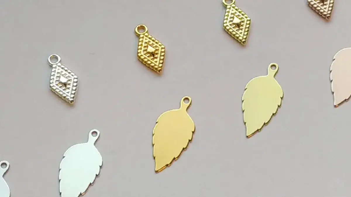 Pozłacanie biżuterii: Metody, koszty i jak dbać o blask