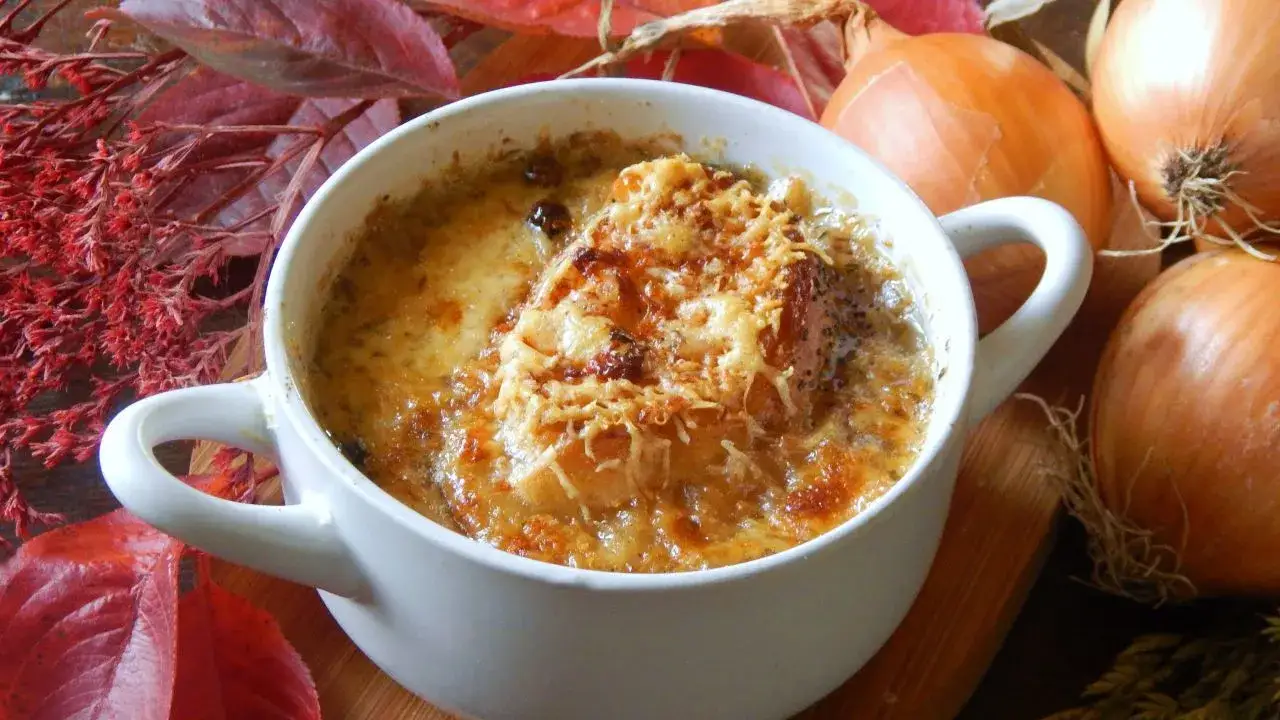 Najlepszy ser do zupy cebulowej: Porady eksperta i triki zapiekania