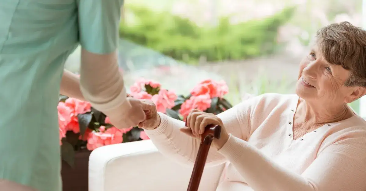 Ile dostaje opiekun osoby starszej? Zaskakujące fakty o wynagrodzeniach