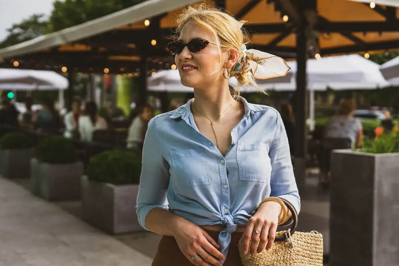 Jak zawiązać supel na bluzce, aby wyglądać stylowo i łatwo