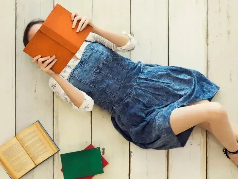 Czy literatura uczy człowieka jak żyć? Odkryj jej wpływ na moralność