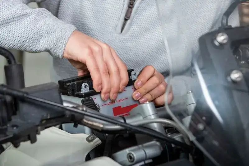 Podłączanie akumulatora w motocyklu: Krok po kroku i bez błędów!