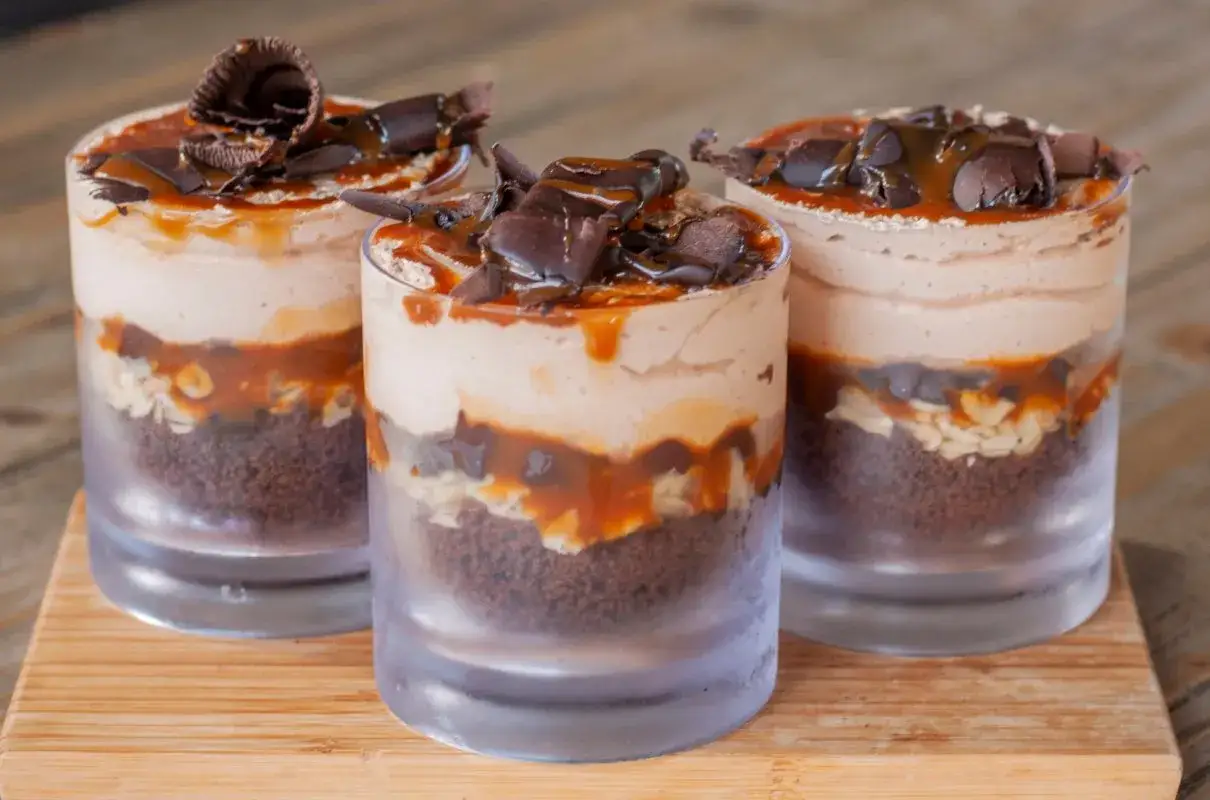 Jak uratować czerstwe ciasto? Bajaderka w pucharku zero waste!