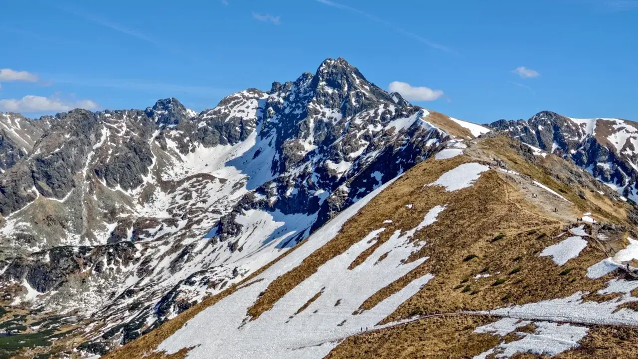 Tatry wiosną: szlaki częściowo pokryte śniegiem, widoczne grupy turystów. Jakie warunki na szlakach w Tatrach?