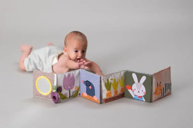 Książeczka sensoryczna dla dziecka – rozwój zmysłów i zabawa w jednym