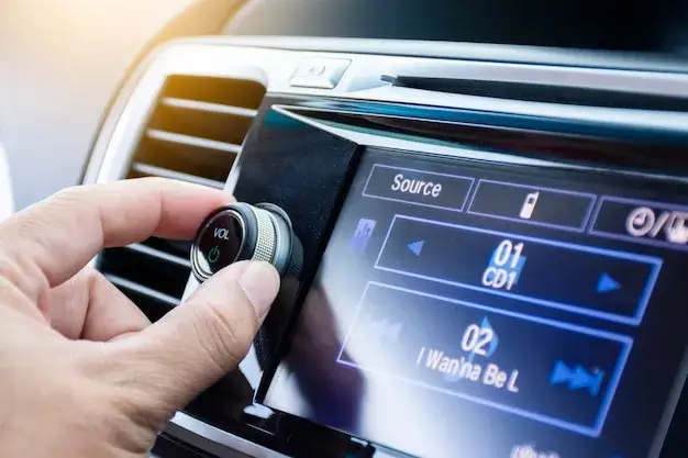 Jak podłączyć radio samochodowe na krótko i uniknąć problemów