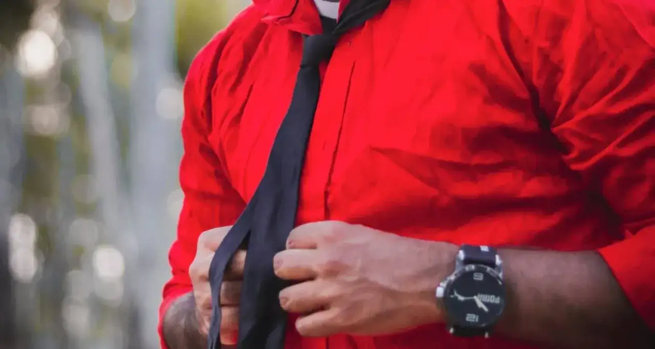 Czerwony krawat do jakiej koszuli? Odkryj idealne połączenia!