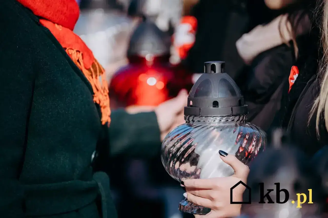 Dlaczego nie wolno palić zniczy na pogrzebie? Odkryj niebezpieczeństwa i przesądy