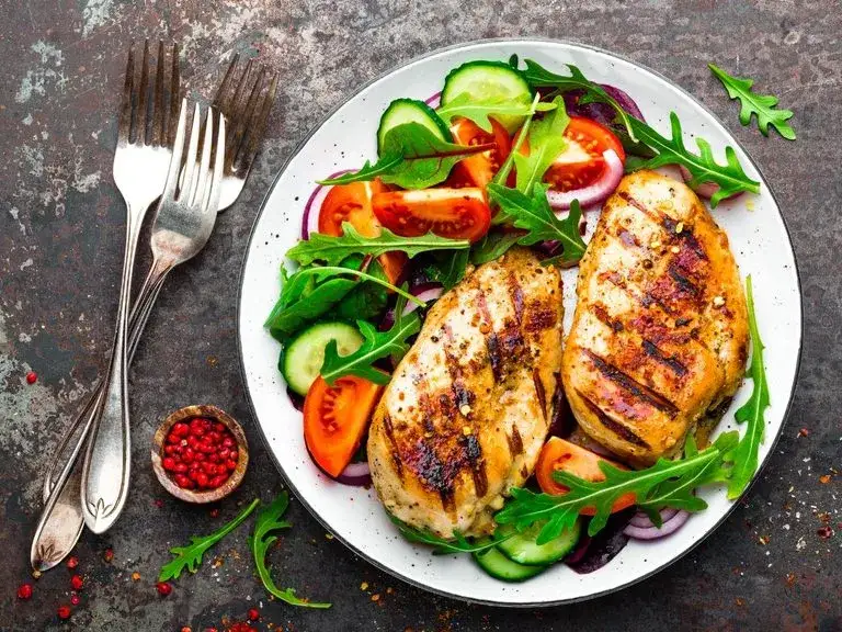 Co na obiad fit? Odkryj szybkie i tanie przepisy na zdrowe dania.