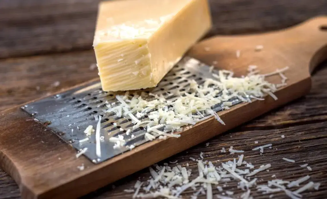 Czy w ciąży można jeść parmezan? Bezpieczne sery dla przyszłych mam