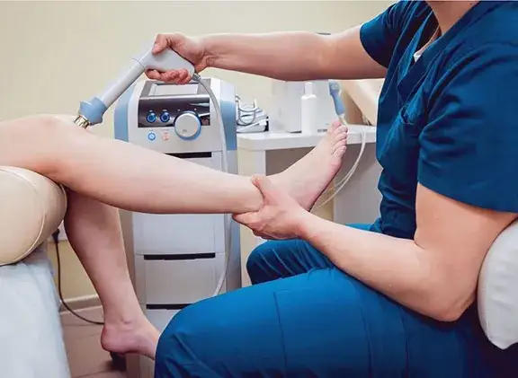 Rehabilitacja kolana: Cennik, NFZ, ukryte koszty i jak oszczędzić?