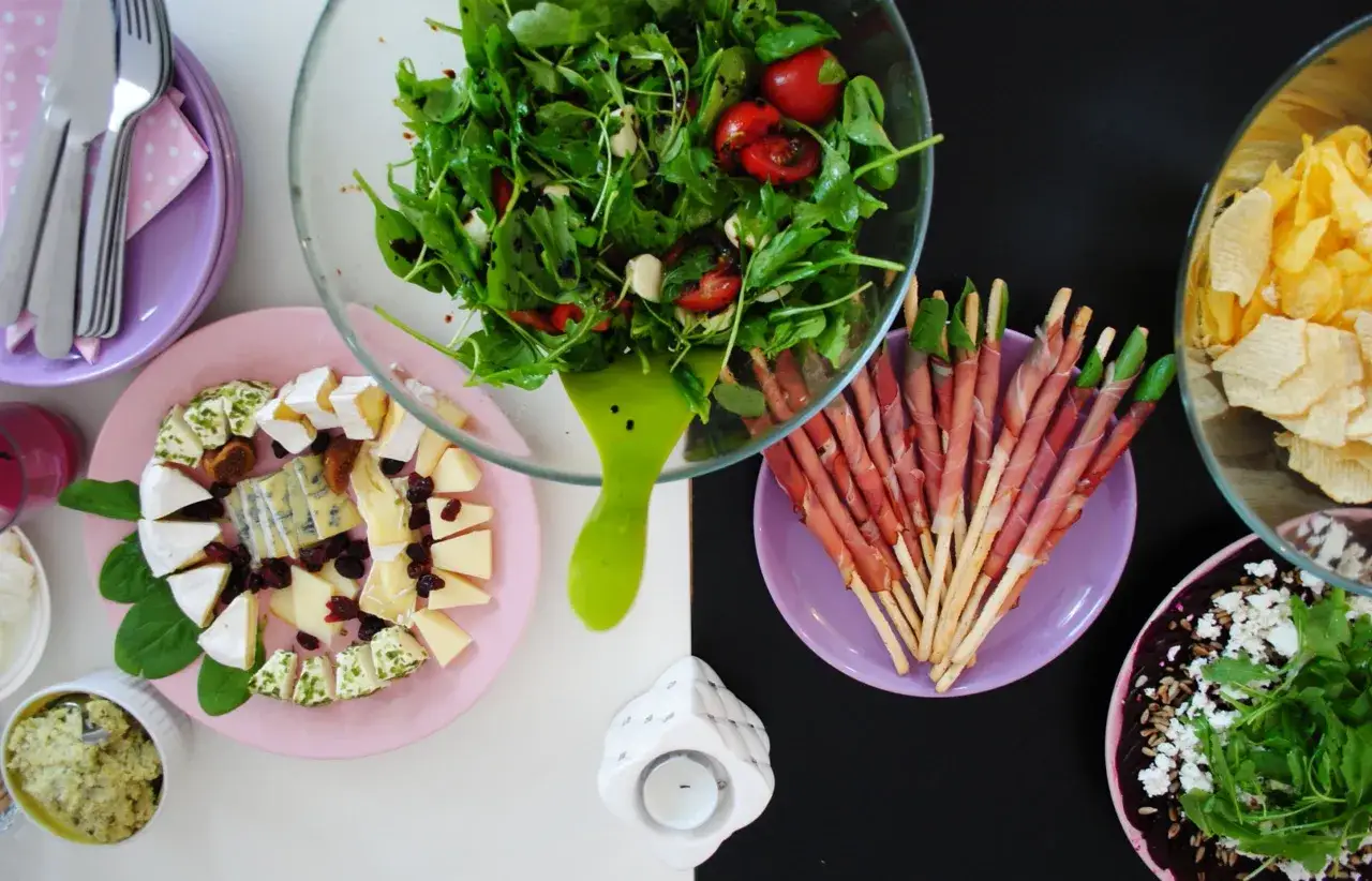 Jak zrobić przekąski na imprezę, które zachwycą gości i są proste w przygotowaniu