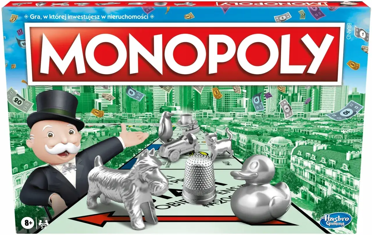 Pudełko gry Monopoly z Mr. Monopoly, pionkami i pieniędzmi na tle miasta.