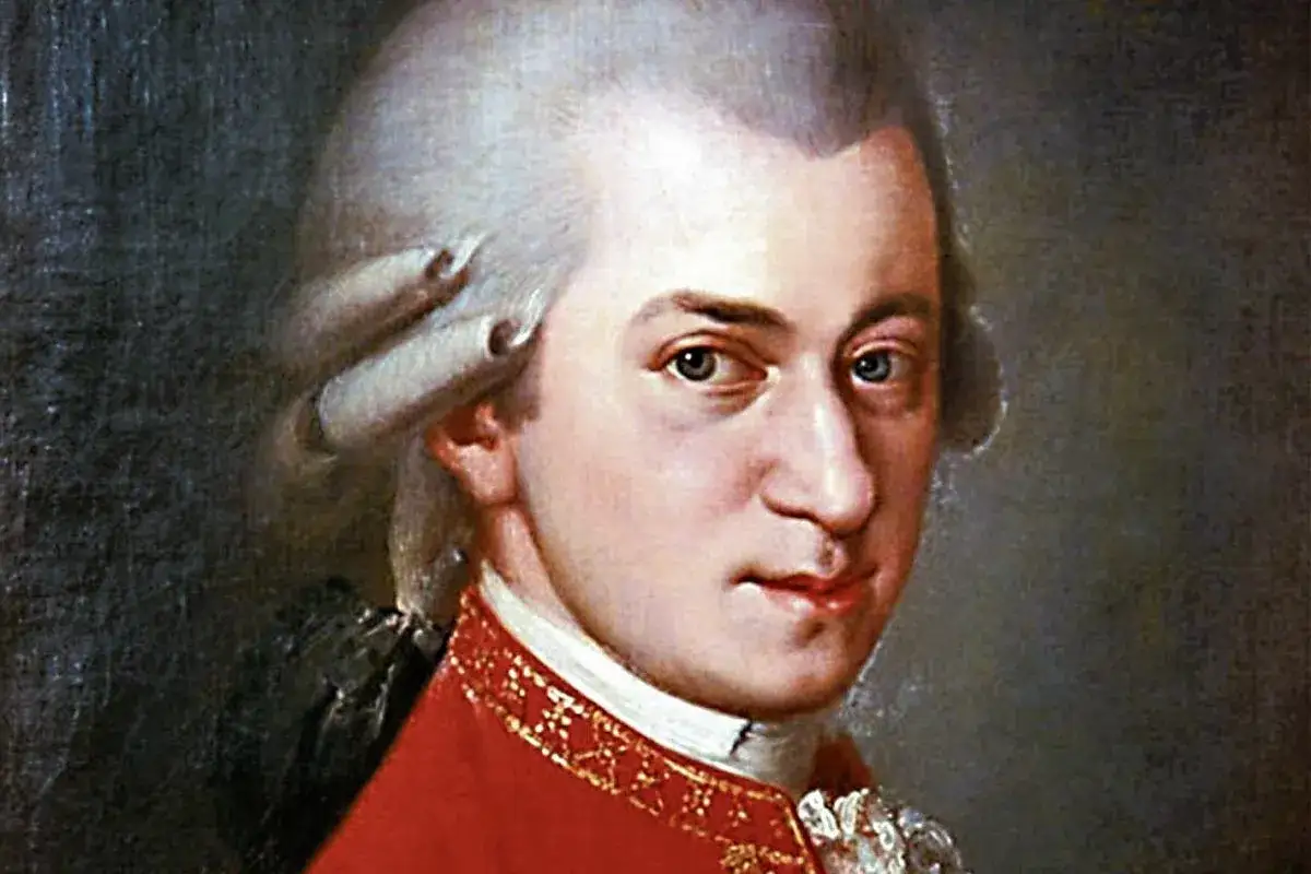 Portret Wolfganga Amadeusza Mozarta w czerwonym stroju z peruką.