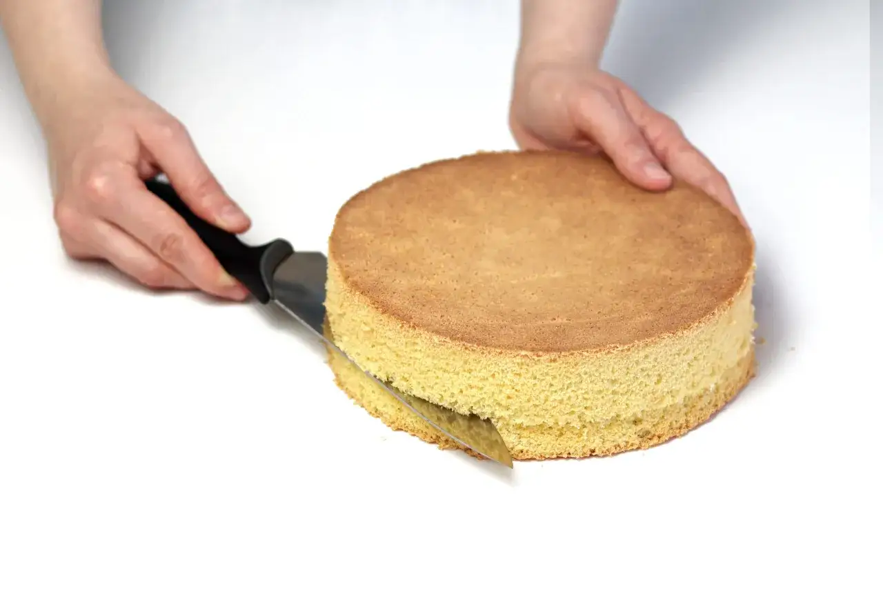 Jak pokroić tort, by się nie kruszył? Sekrety idealnych porcji!