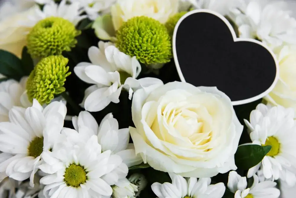 Kwiaty na pogrzeb dziecka: Symbolika, wybór i porady